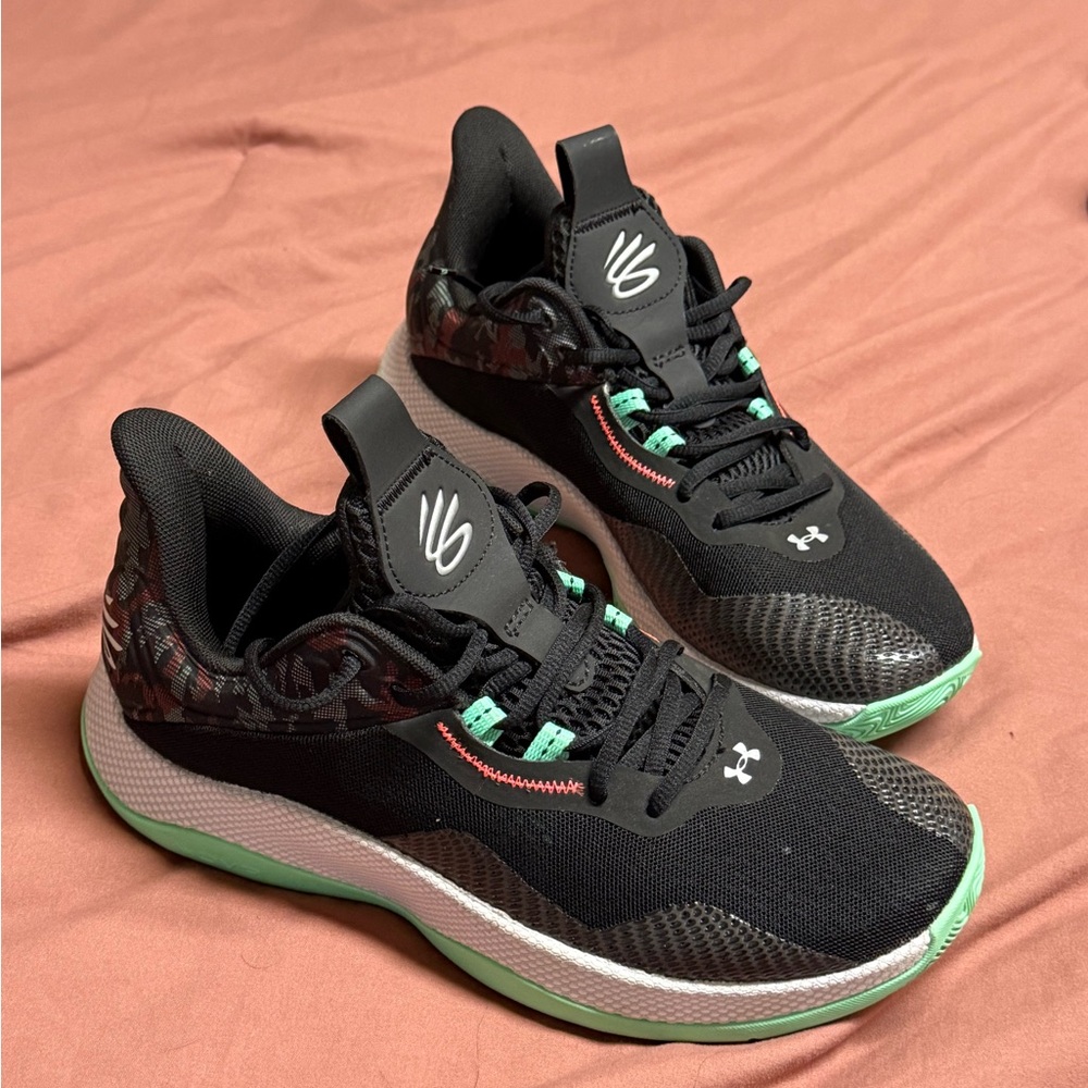 NEW Men’s Curry basketball shoes. 8.5 mens/ 10 womens.